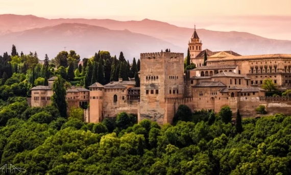 Granada – noc w srebrnym blasku księżyca